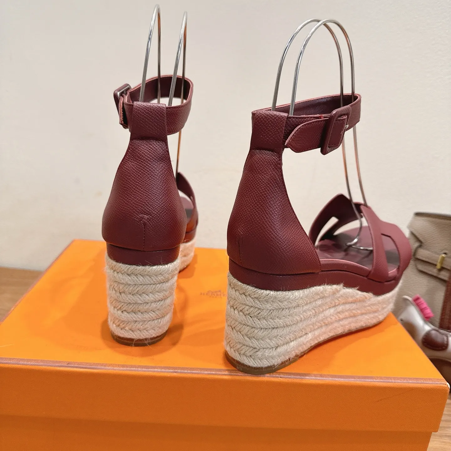 👟👟Ex-factory price 720👟👟 Hermes... a Eclair 2025 new color + popular series, the version is super positive, with a certain thickness, which makes the legs longer! Breathable, comfortable calfskin, spring and summer color matching, this item is both beautiful and comfortable! Channel supply code size: 35-39 can be ordered as 40.41 with airplane box ➕20